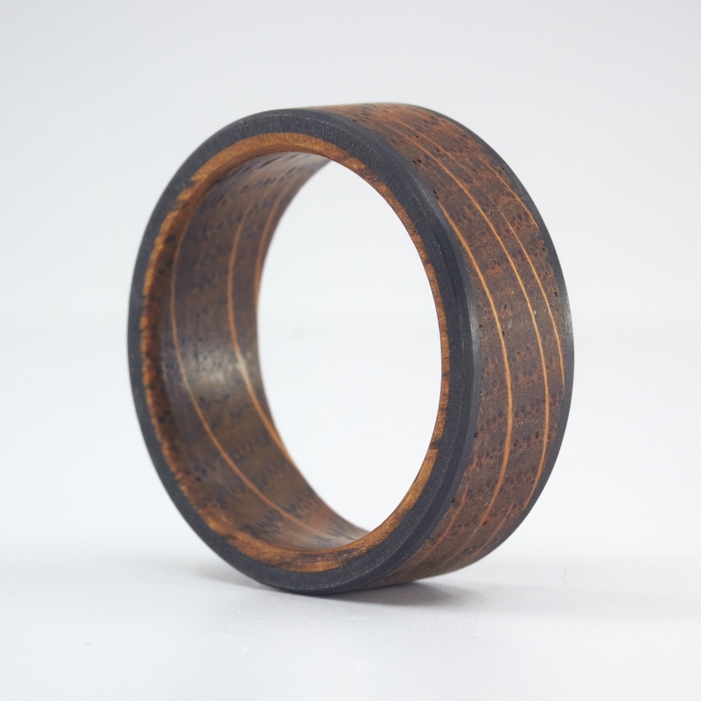 Anillo de madera de barrica y fibra de carbono