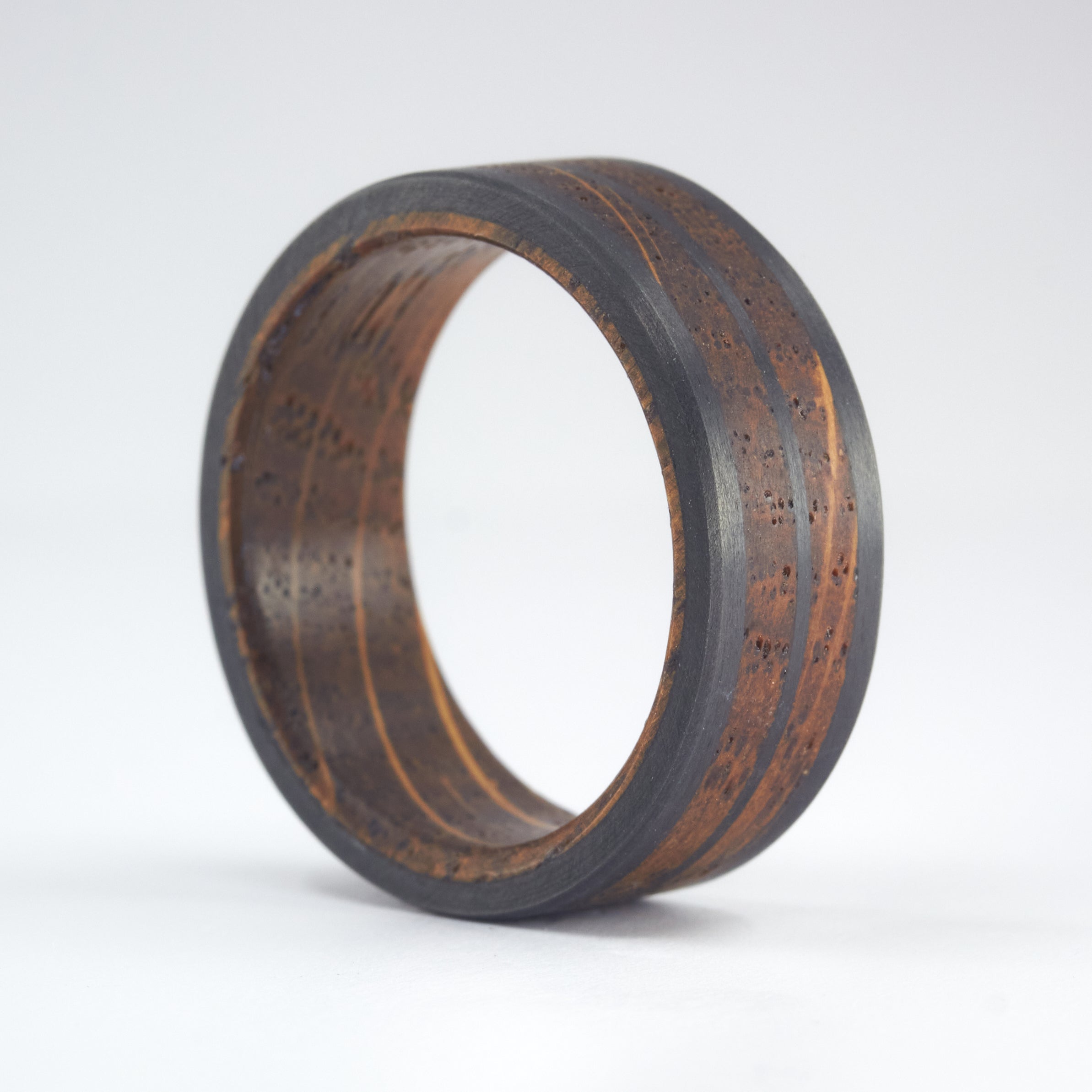 Anillo de fibra de carbono y madera de barrica