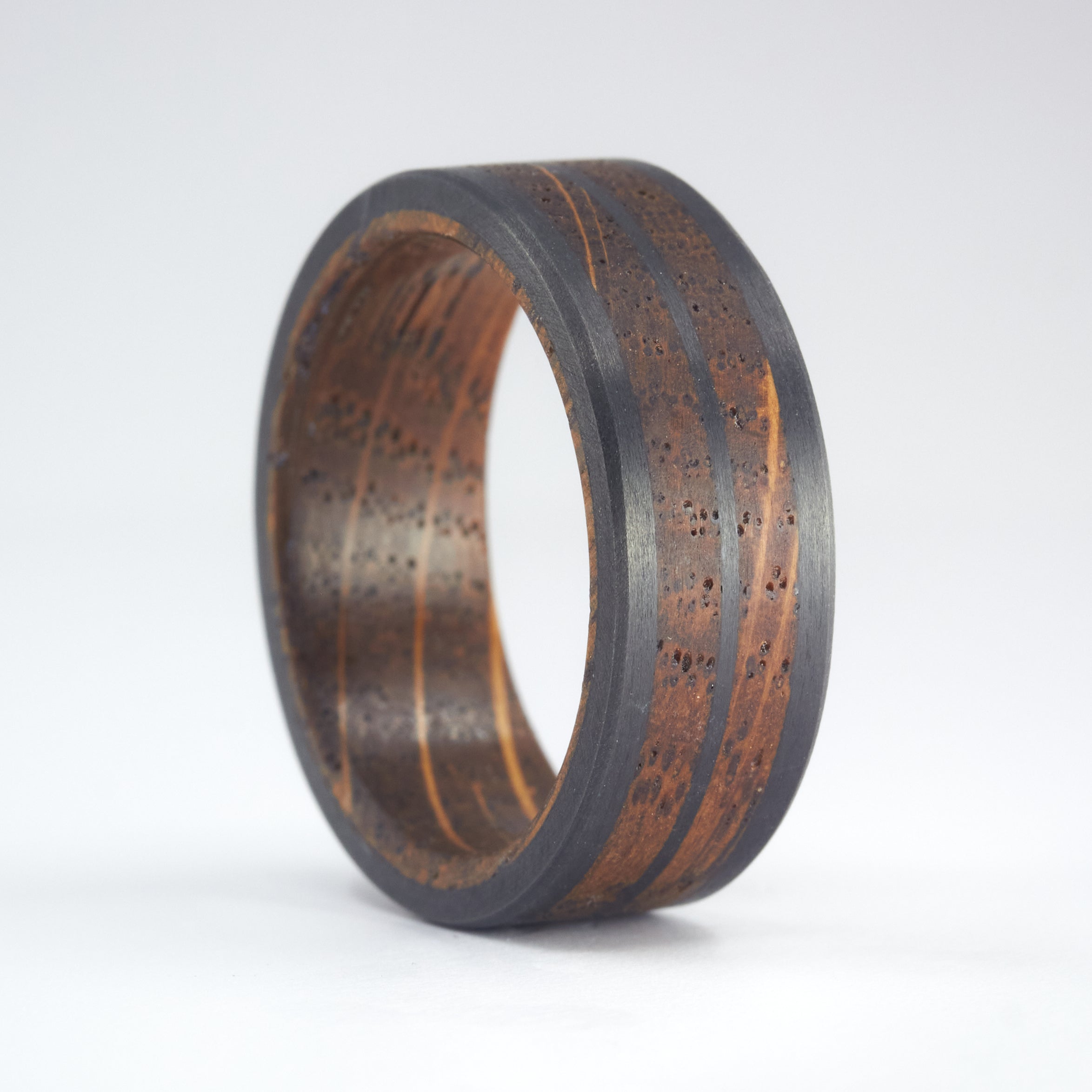 Anillo de fibra de carbono y madera de barrica