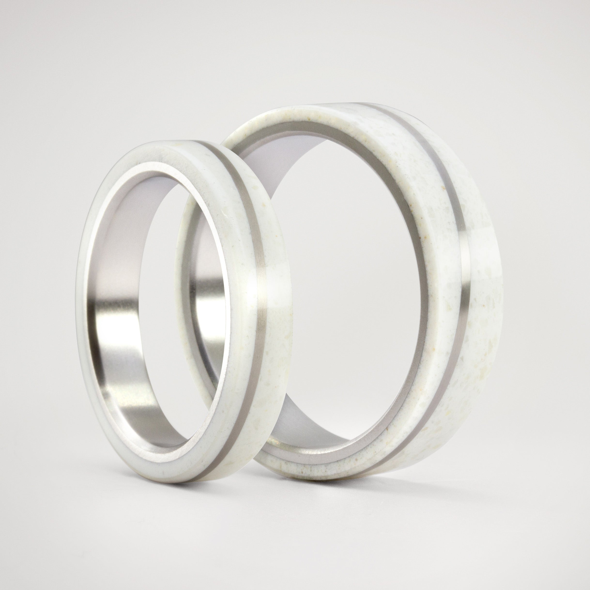 Anillo carrara diagonal y titanio