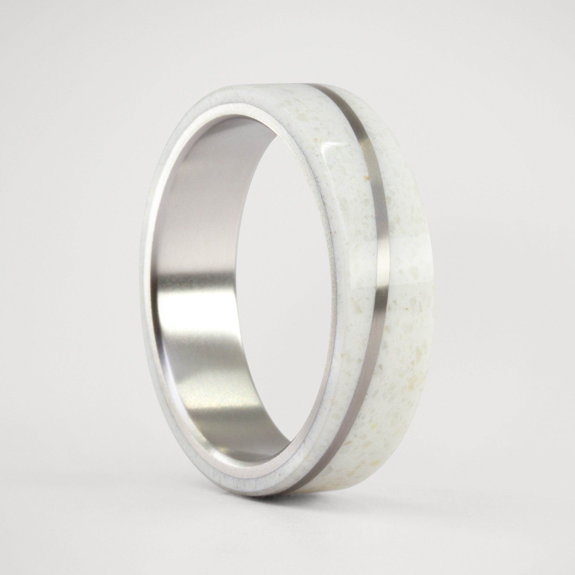 Anillo carrara diagonal y titanio