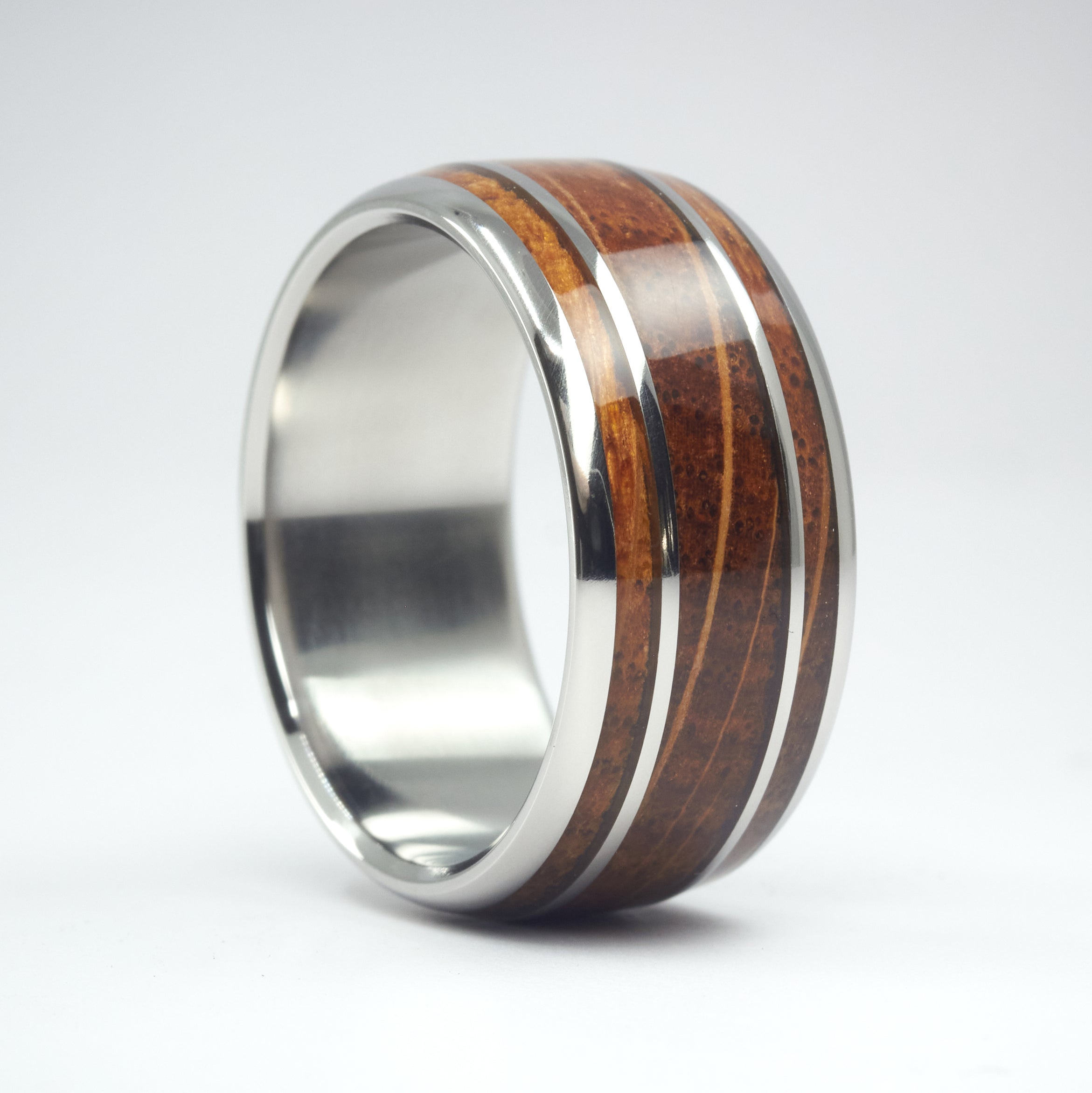 Anillo titanio y madera de barrica