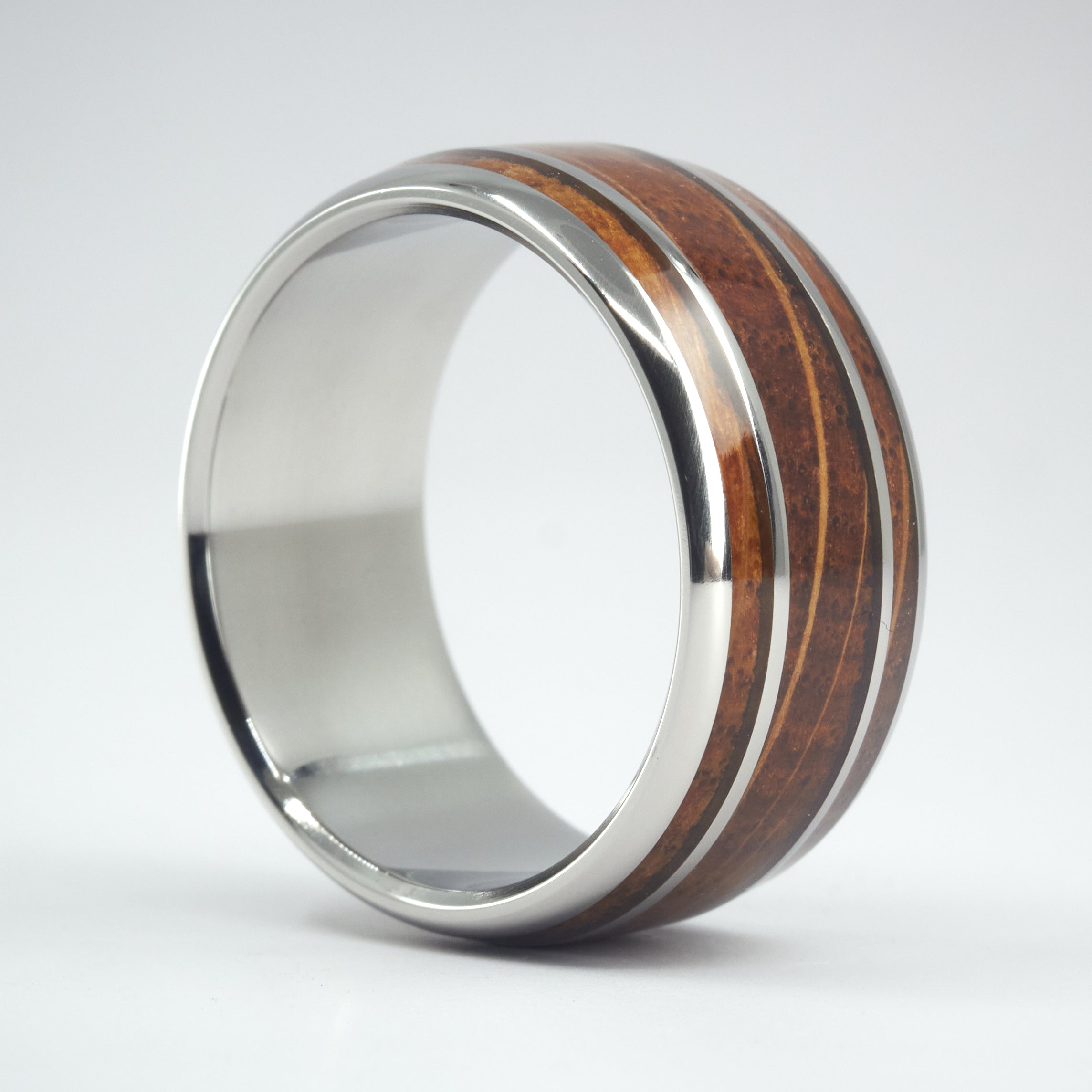 Anillo titanio y madera de barrica