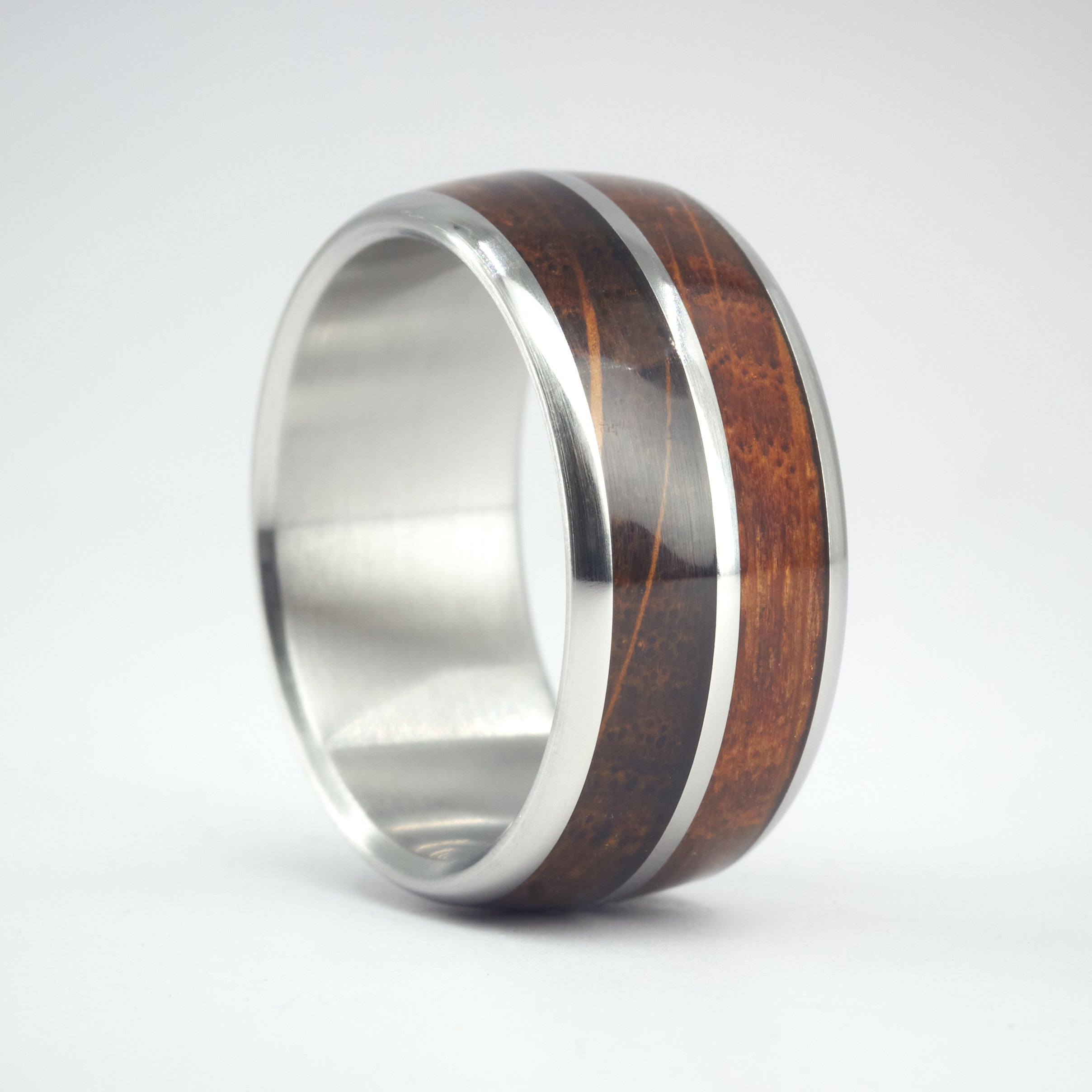 Anillo de madera de barrica con titanio