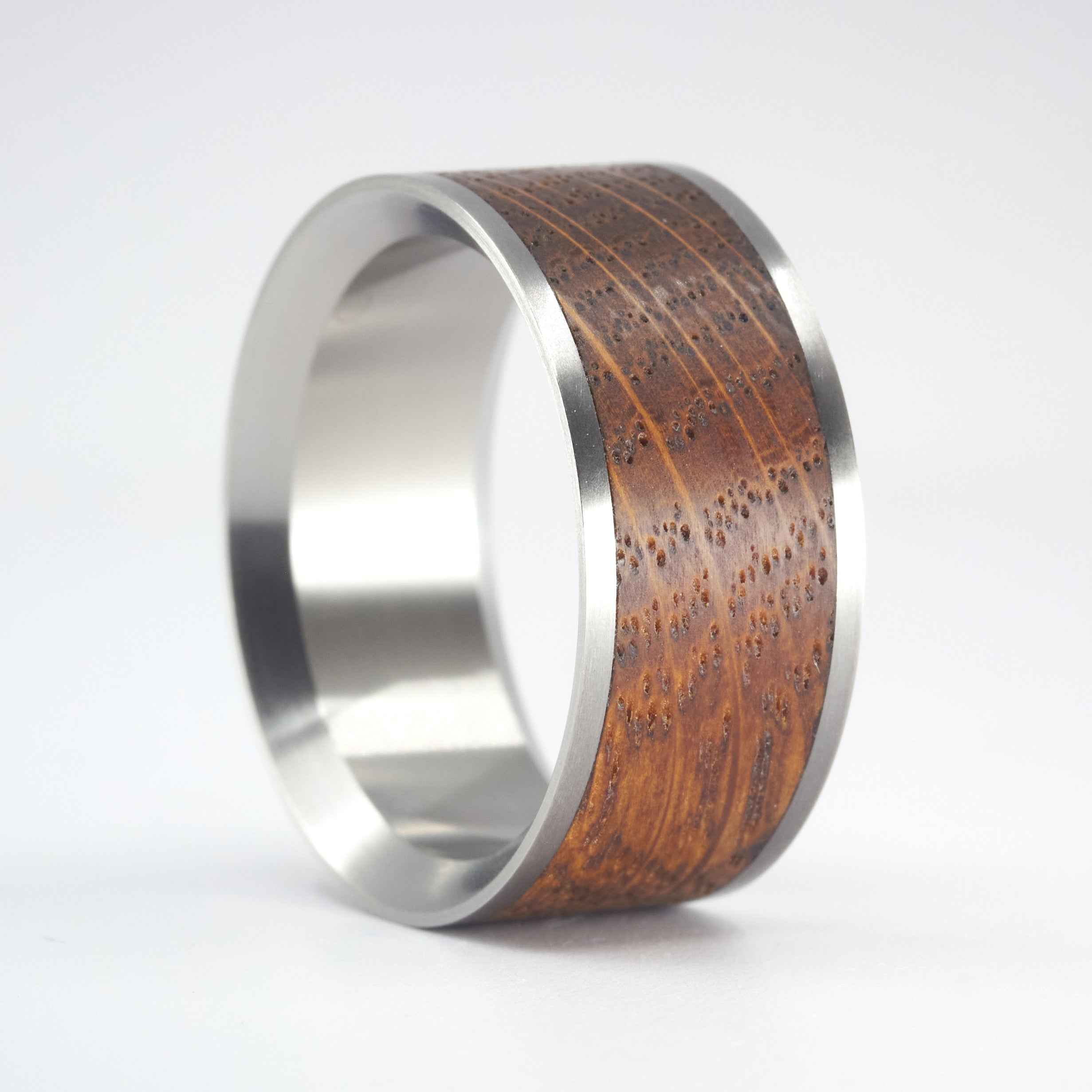 Anillo de madera de barrica con titanio biselado