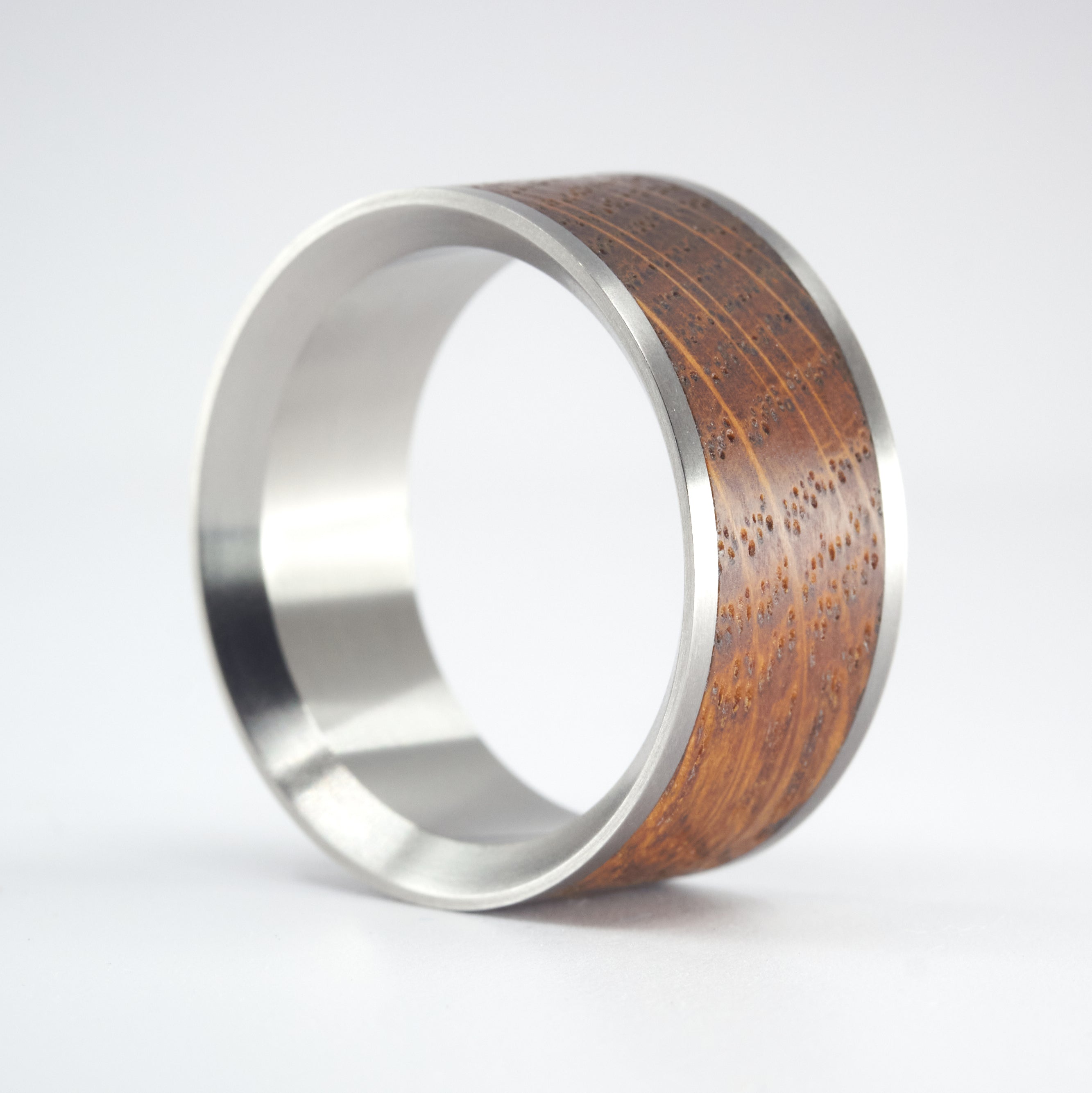 Anillo de madera de barrica con titanio biselado