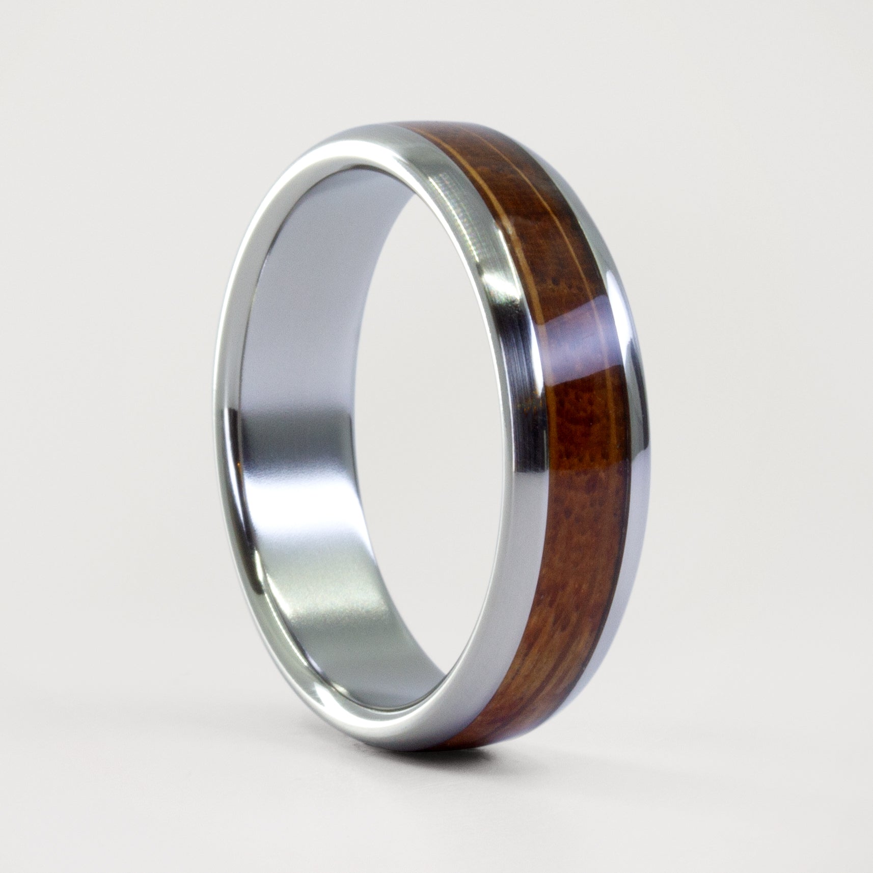 Anillo de madera de barrica con titanio media caña