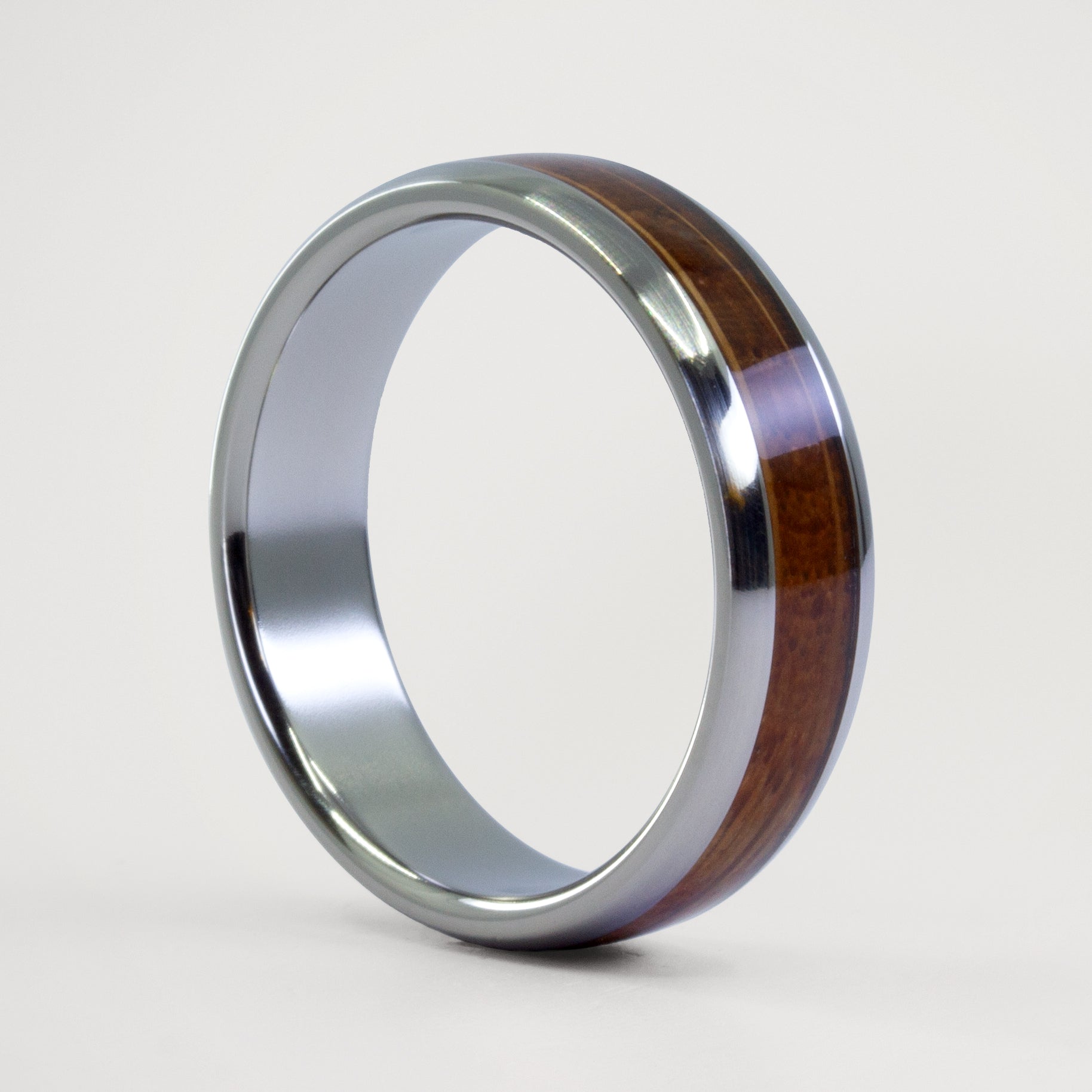 Anillo de madera de barrica con titanio media caña