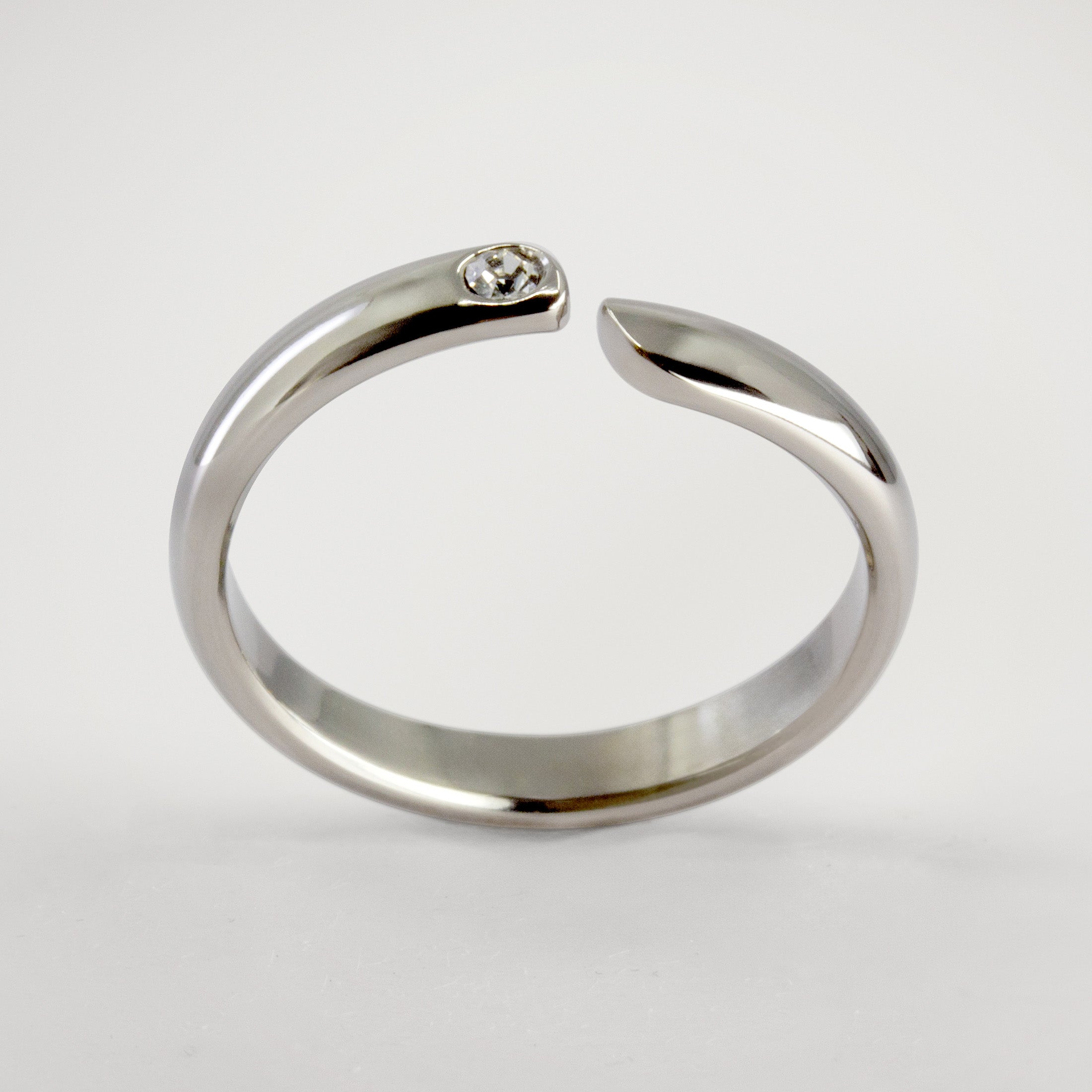 Anillo enlace de titanio pulido con 1 cristal blanco