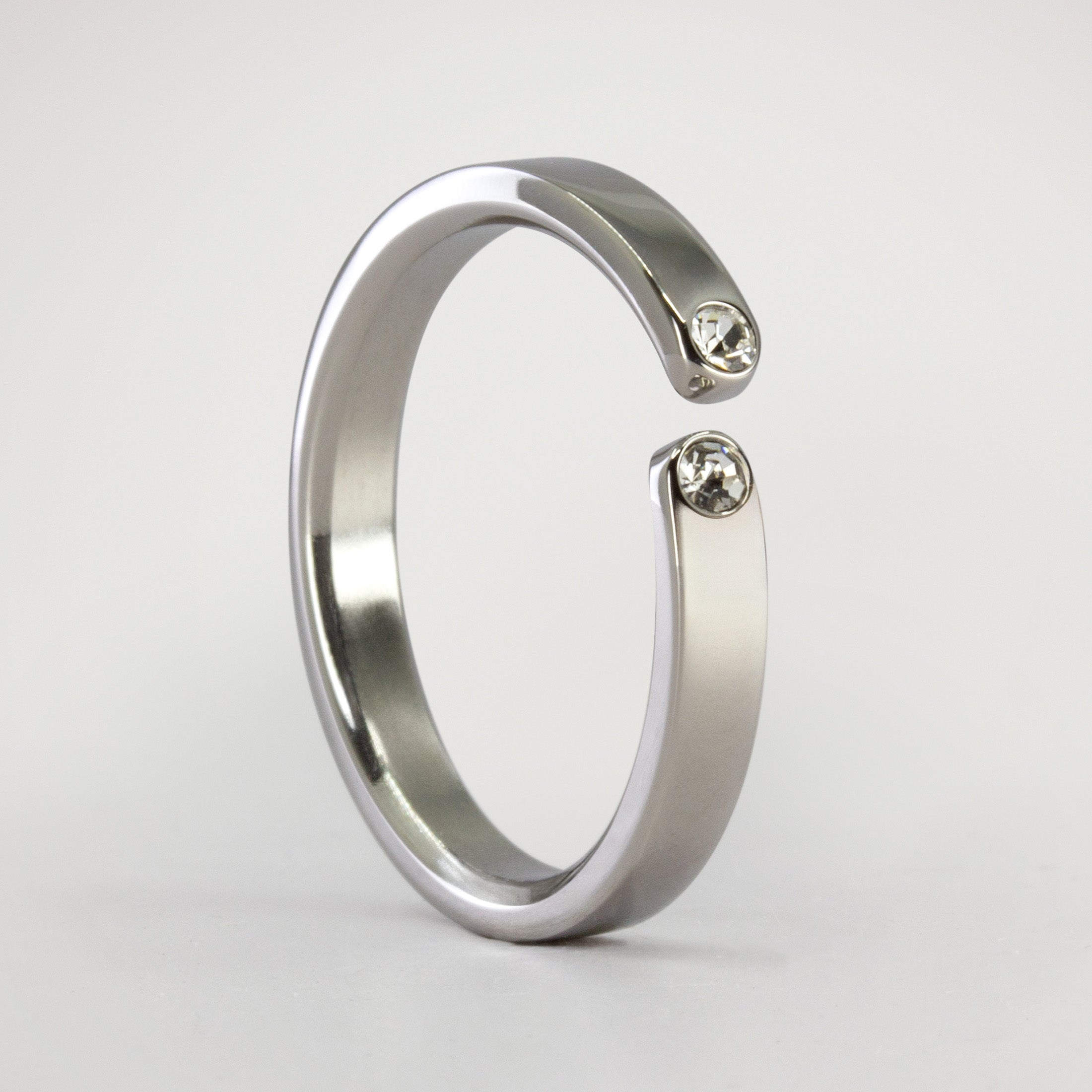 Anillo enlace de titanio pulido cinta con 2 cristales blancos