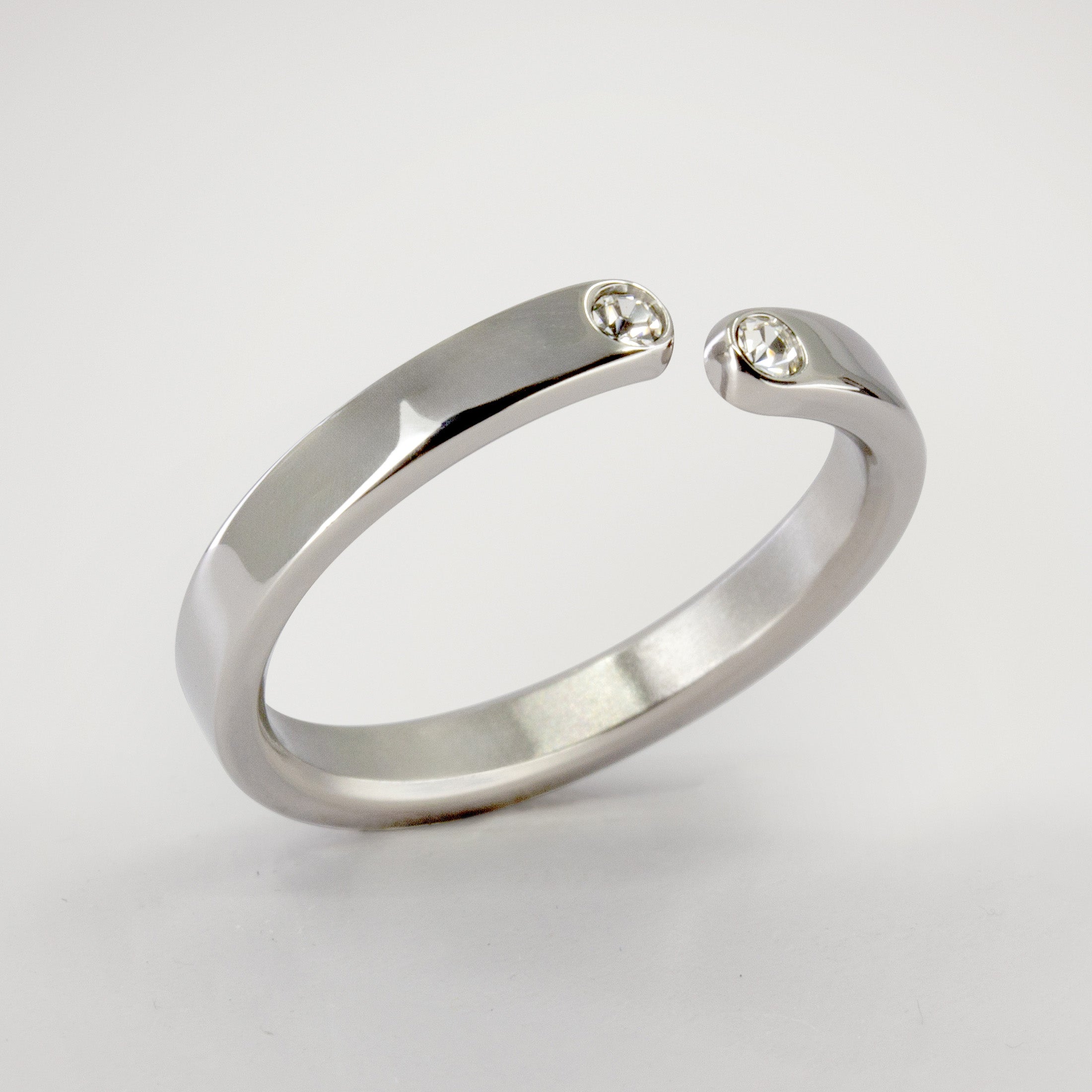 Anillo enlace de titanio pulido cinta con 2 cristales blancos