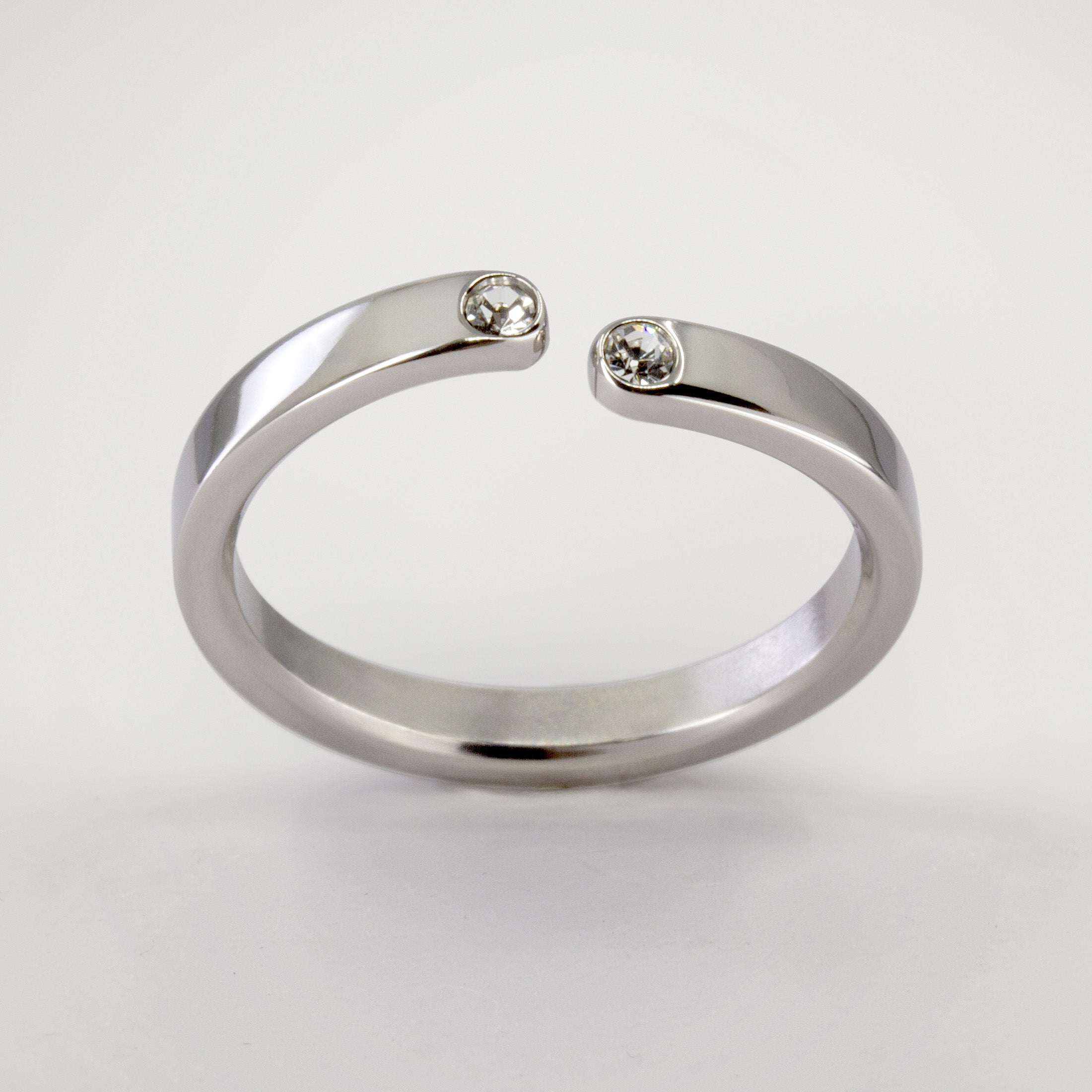 Anillo enlace de titanio pulido cinta con 2 cristales blancos