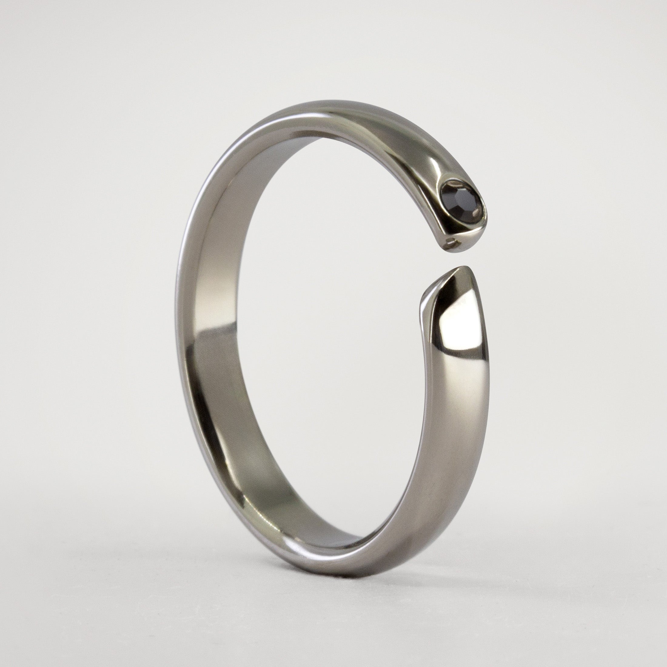 Anillo enlace de titanio pulido con 1 cristal negro