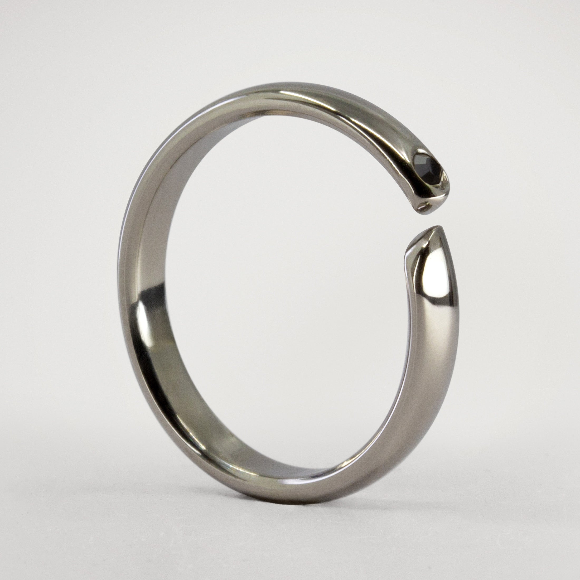 Anillo enlace de titanio pulido con 1 cristal negro