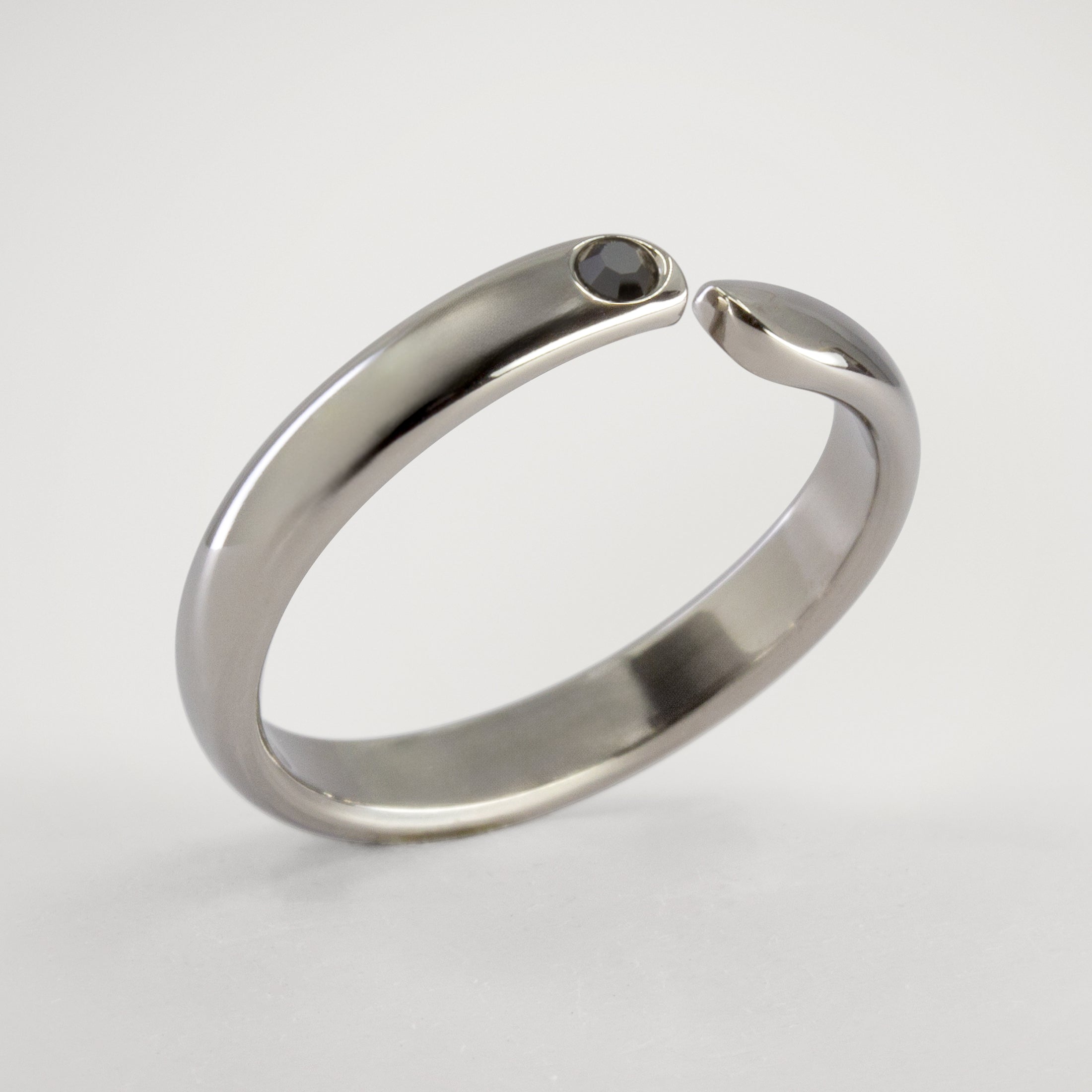 Anillo enlace de titanio pulido con 1 cristal negro