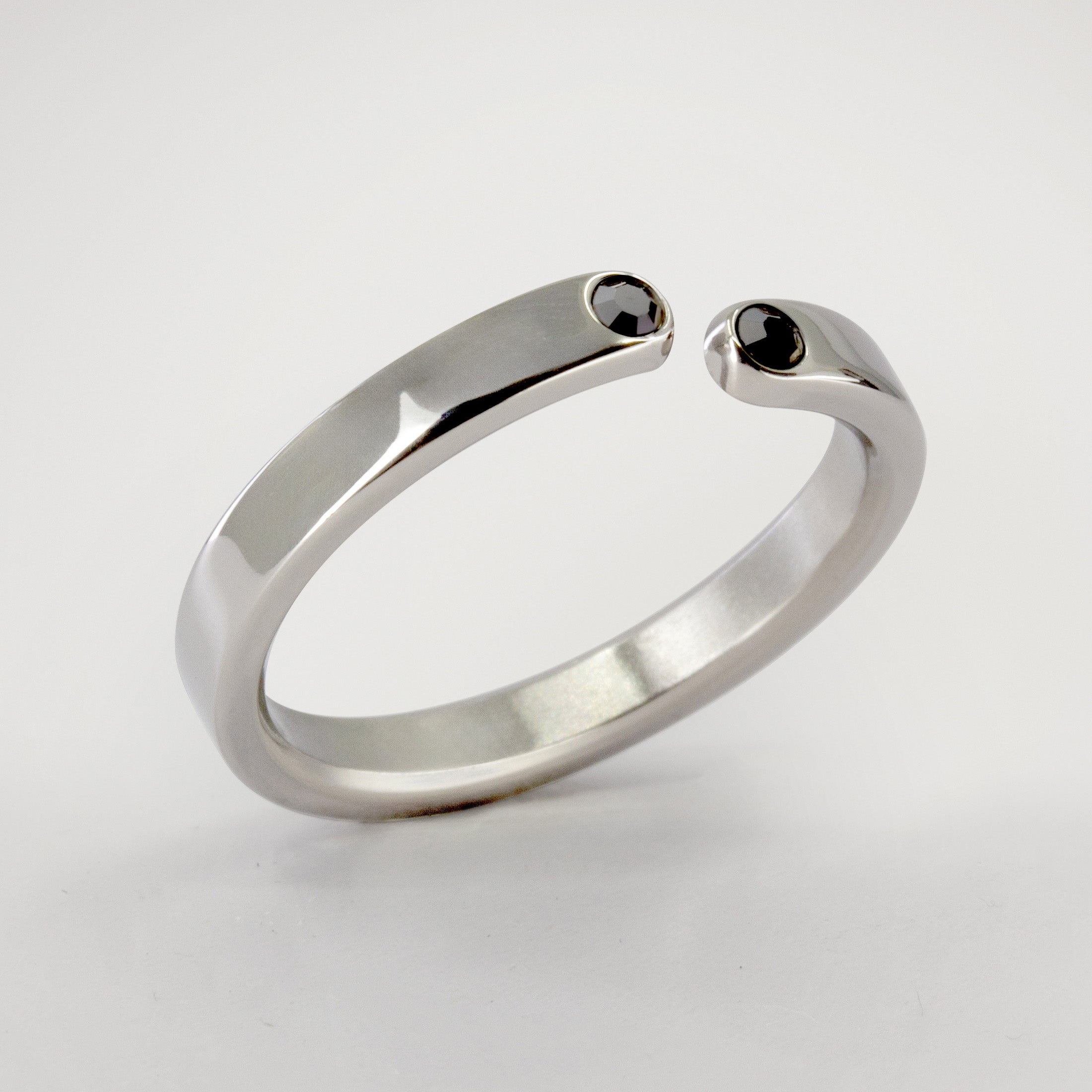 Anillo enlace de titanio pulido cinta con 2 cristales negros