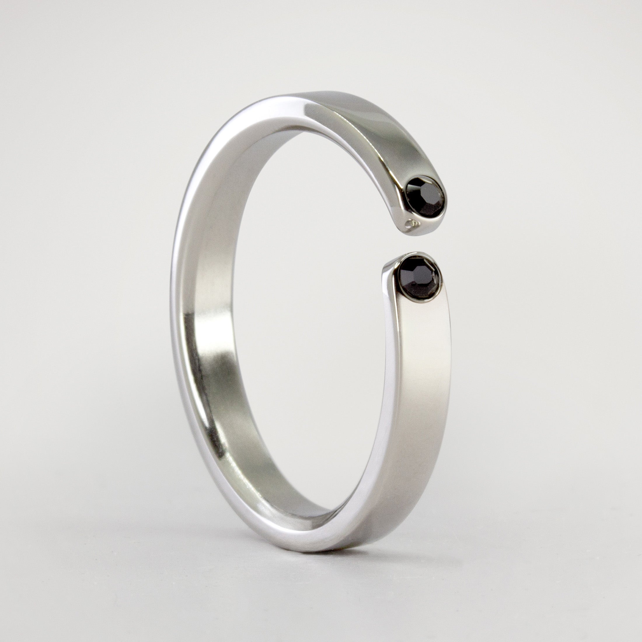Anillo enlace de titanio pulido cinta con 2 cristales negros