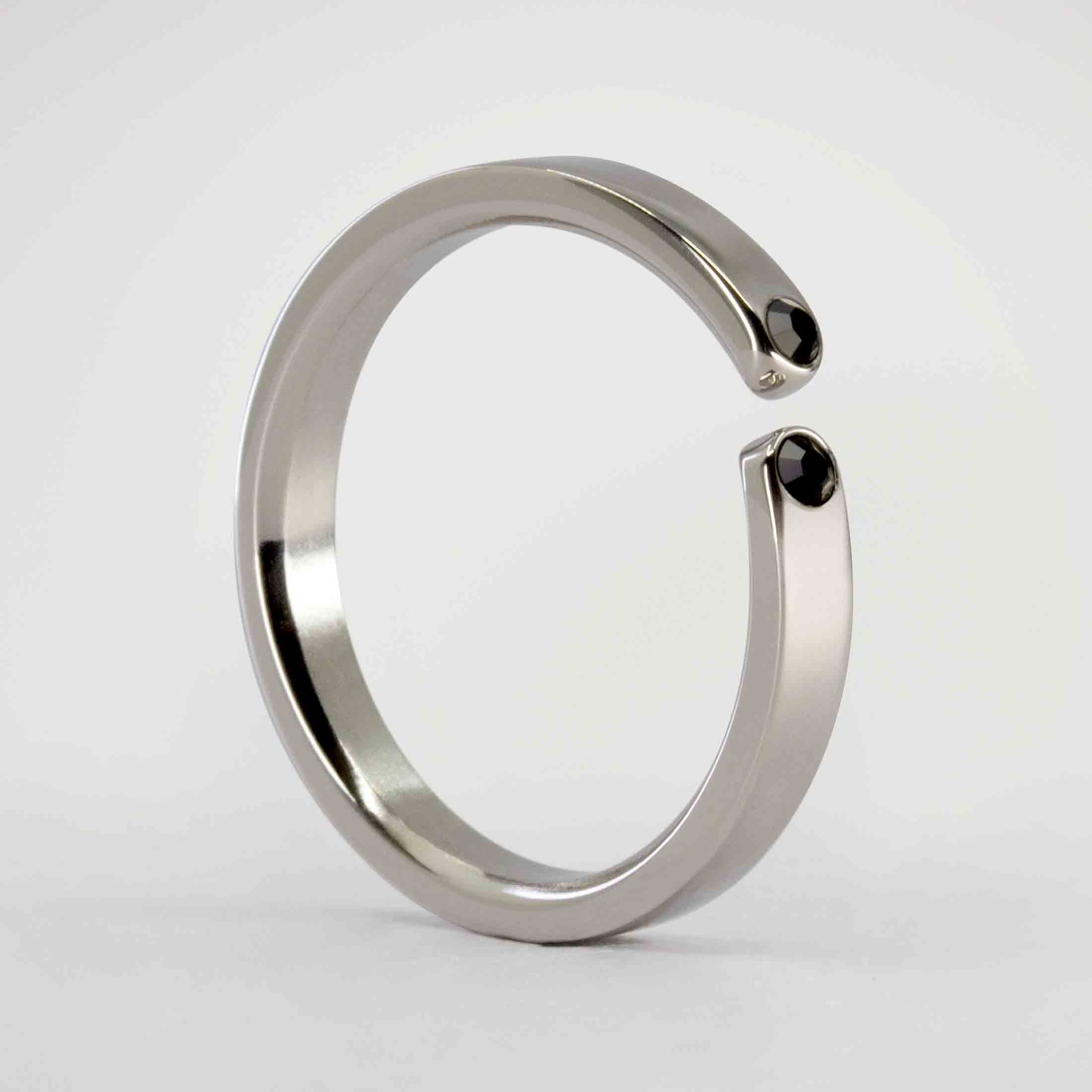 Anillo enlace de titanio pulido cinta con 2 cristales negros