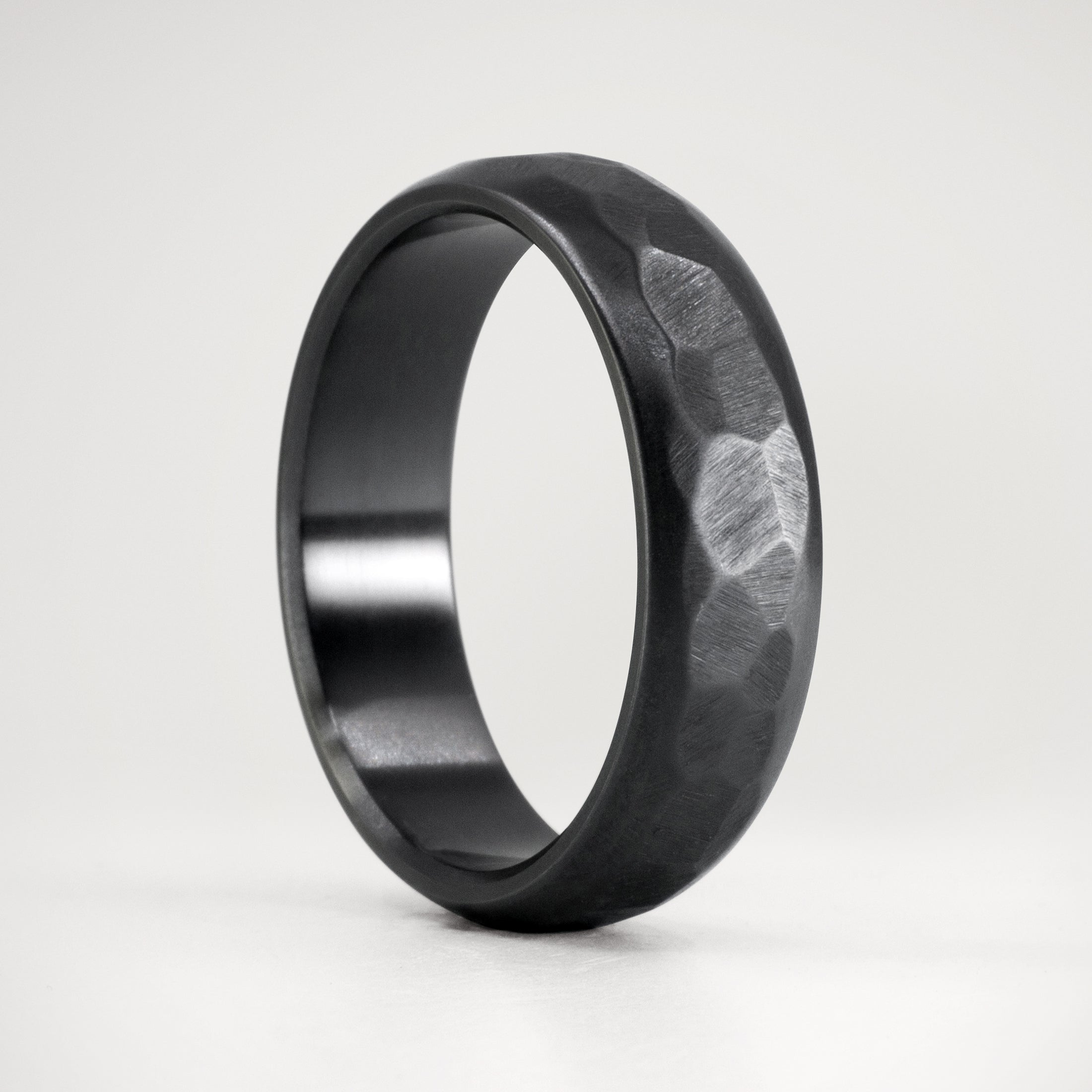Anillo martillado zirconio negro