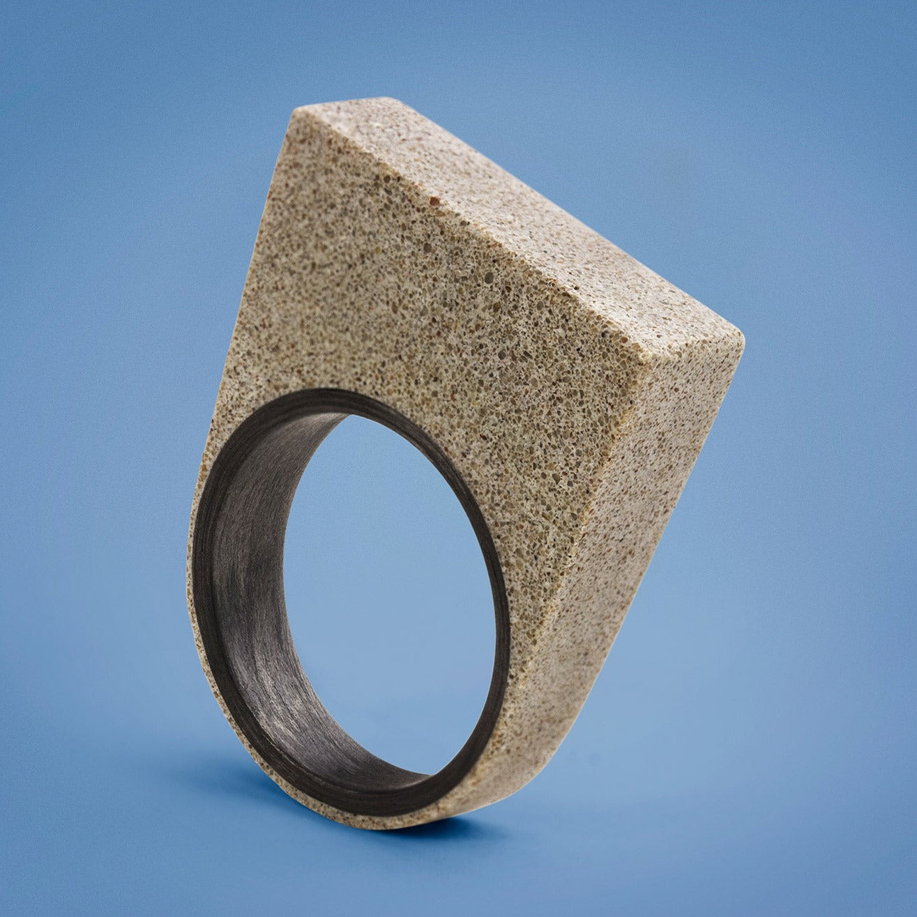 Anillo concreto gris y fibra de carbono QUO