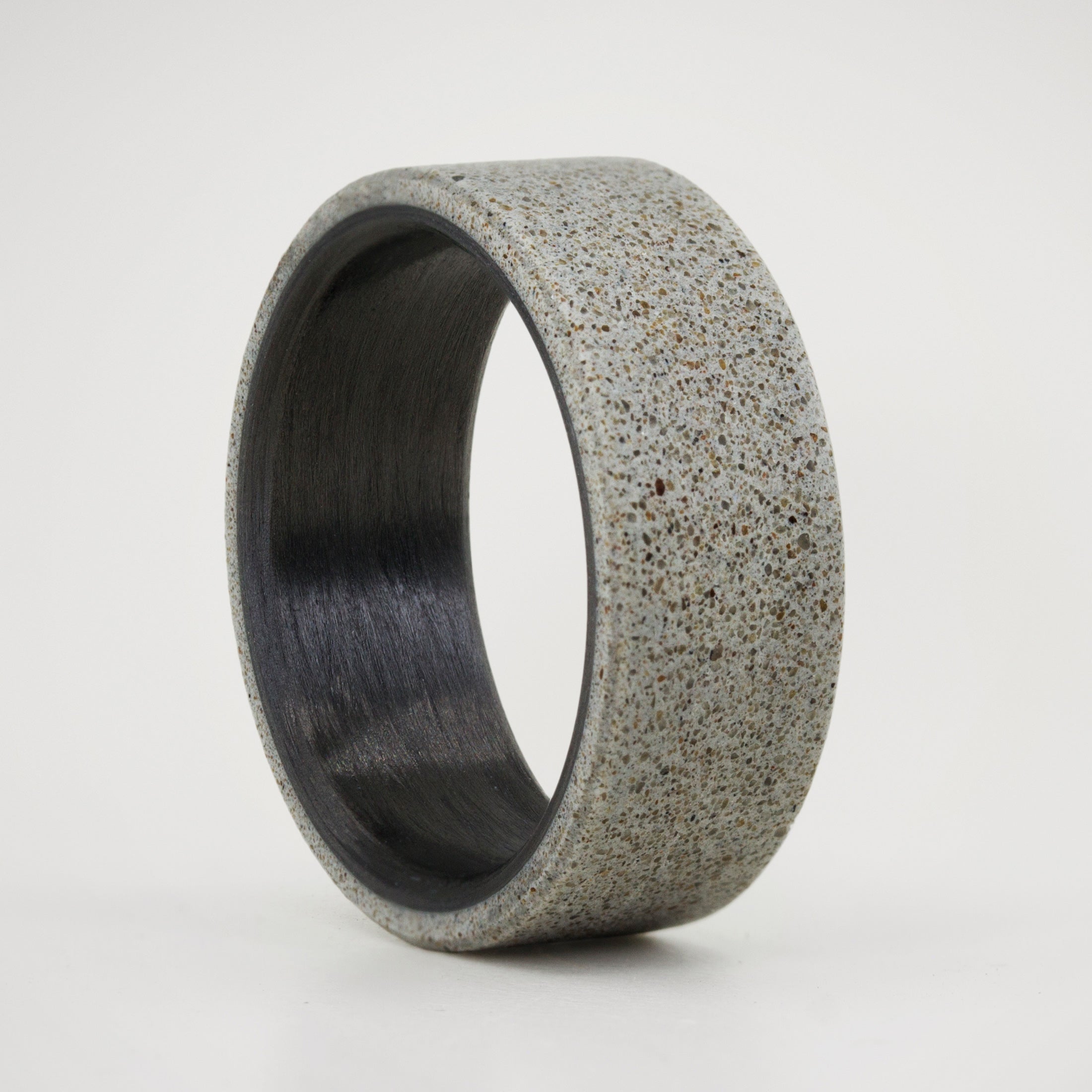 Anillo concreto gris y fibra de carbono