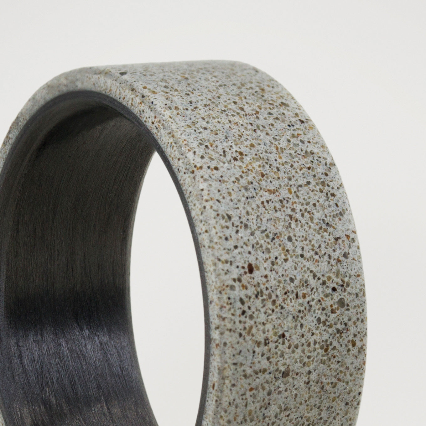 Anillo concreto gris y fibra de carbono