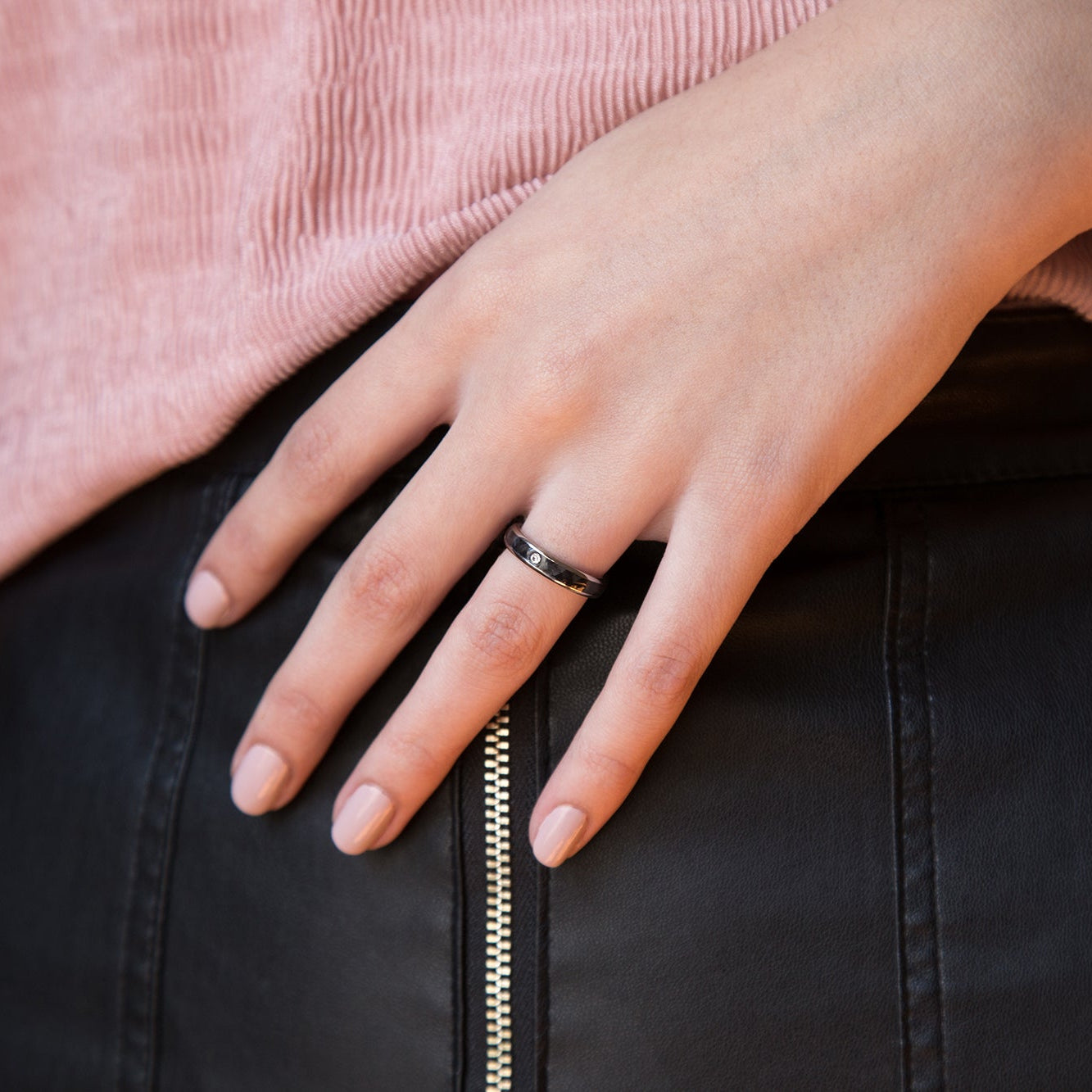 Anillo fibra de carbono twill y titanio con cristal
