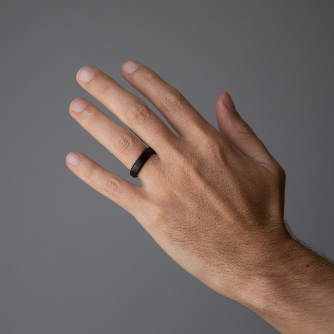 Anillo biselado concreto negro y madera