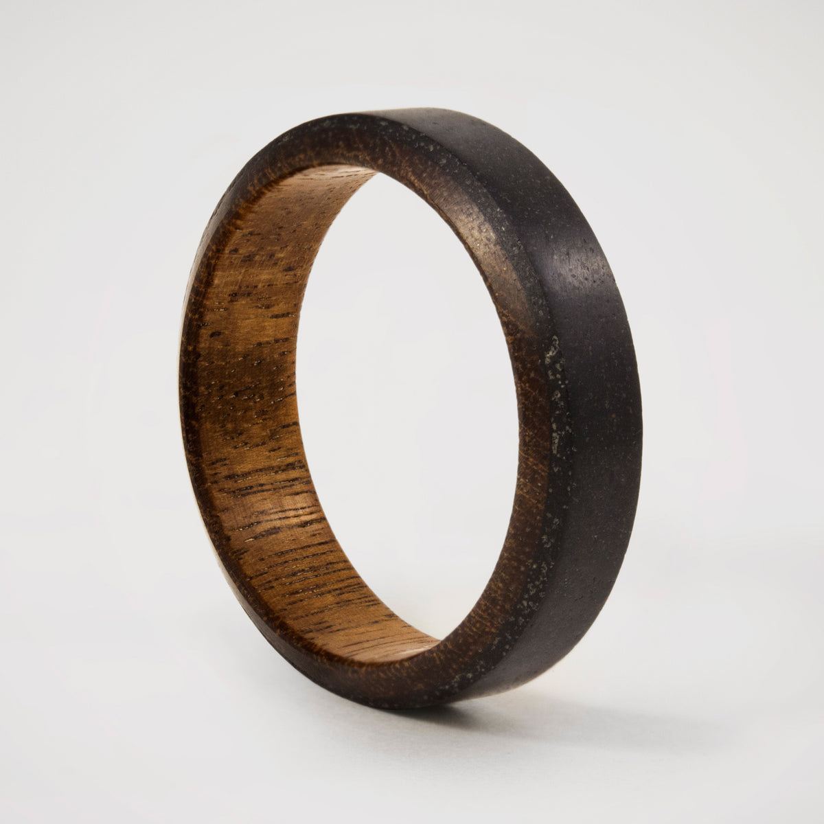 Anillo Biselado Anillo biselado concreto negro y madera