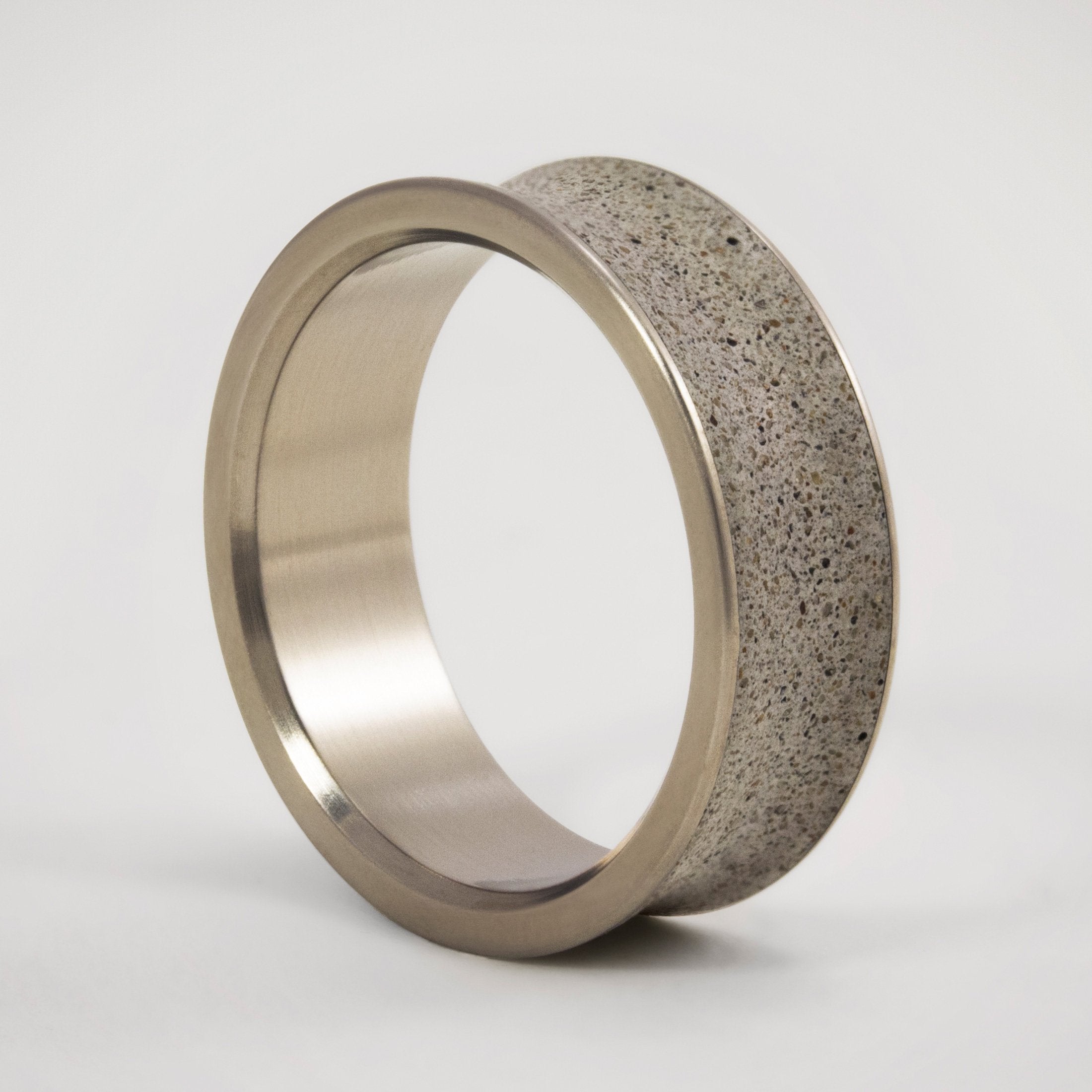 Anillo de concreto gris y titanio cóncavo - 📣 SALE