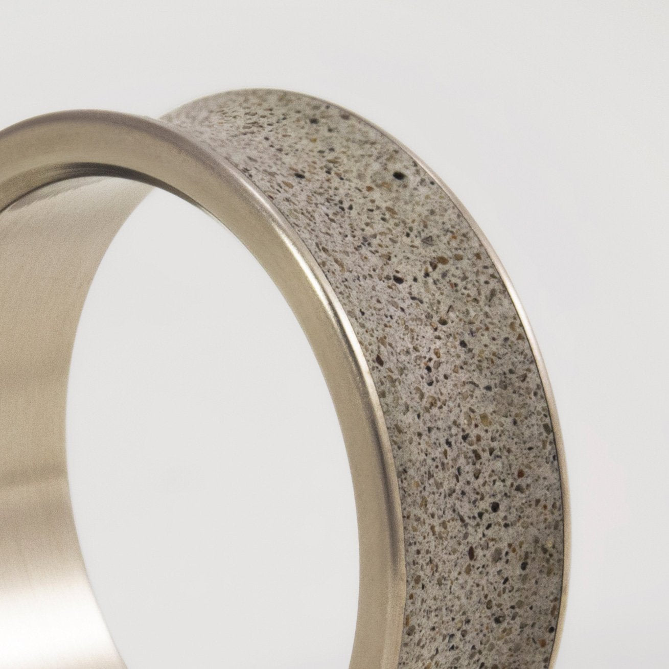 Anillo de concreto gris y titanio cóncavo - 📣 SALE