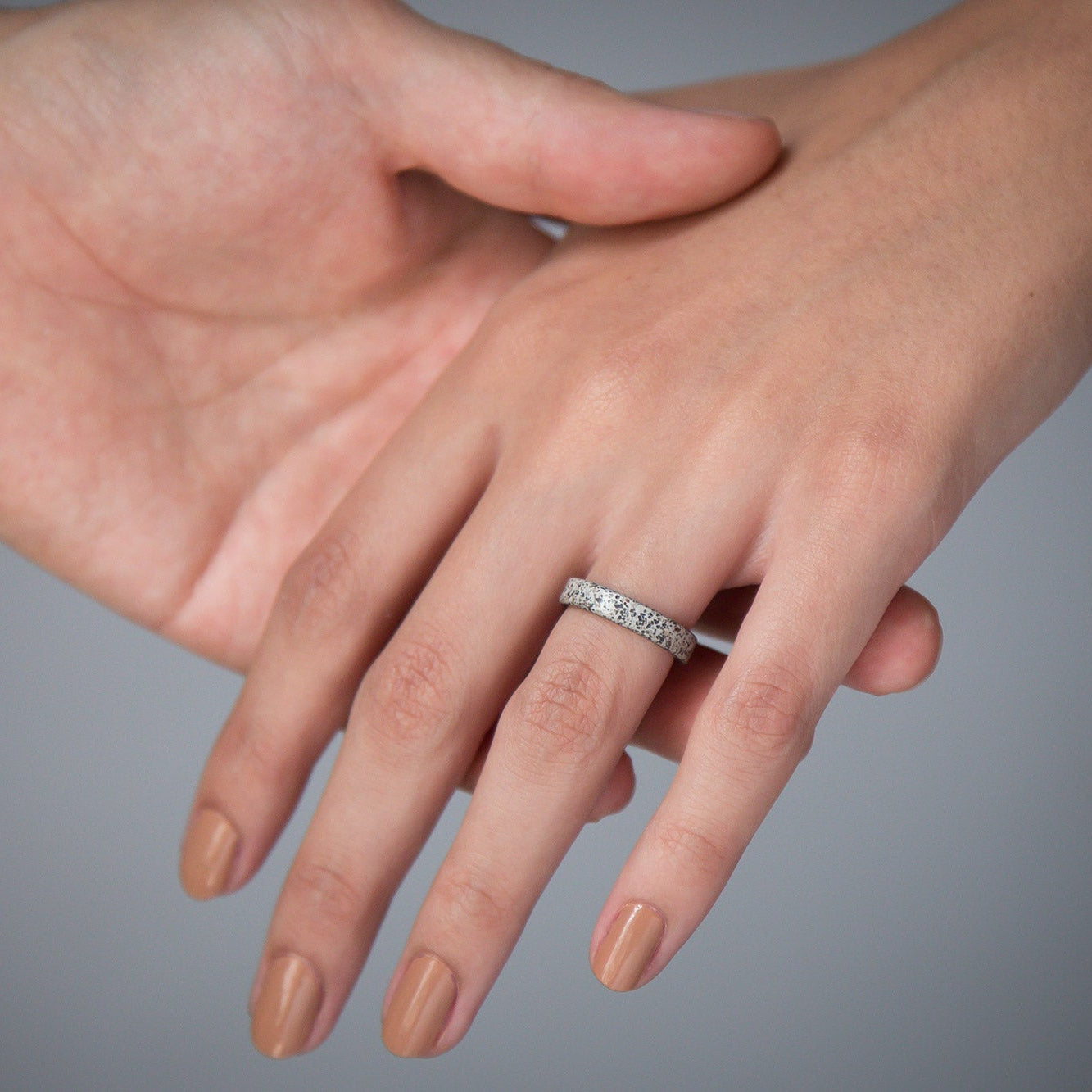 Anillo concreto patagónico y titanio