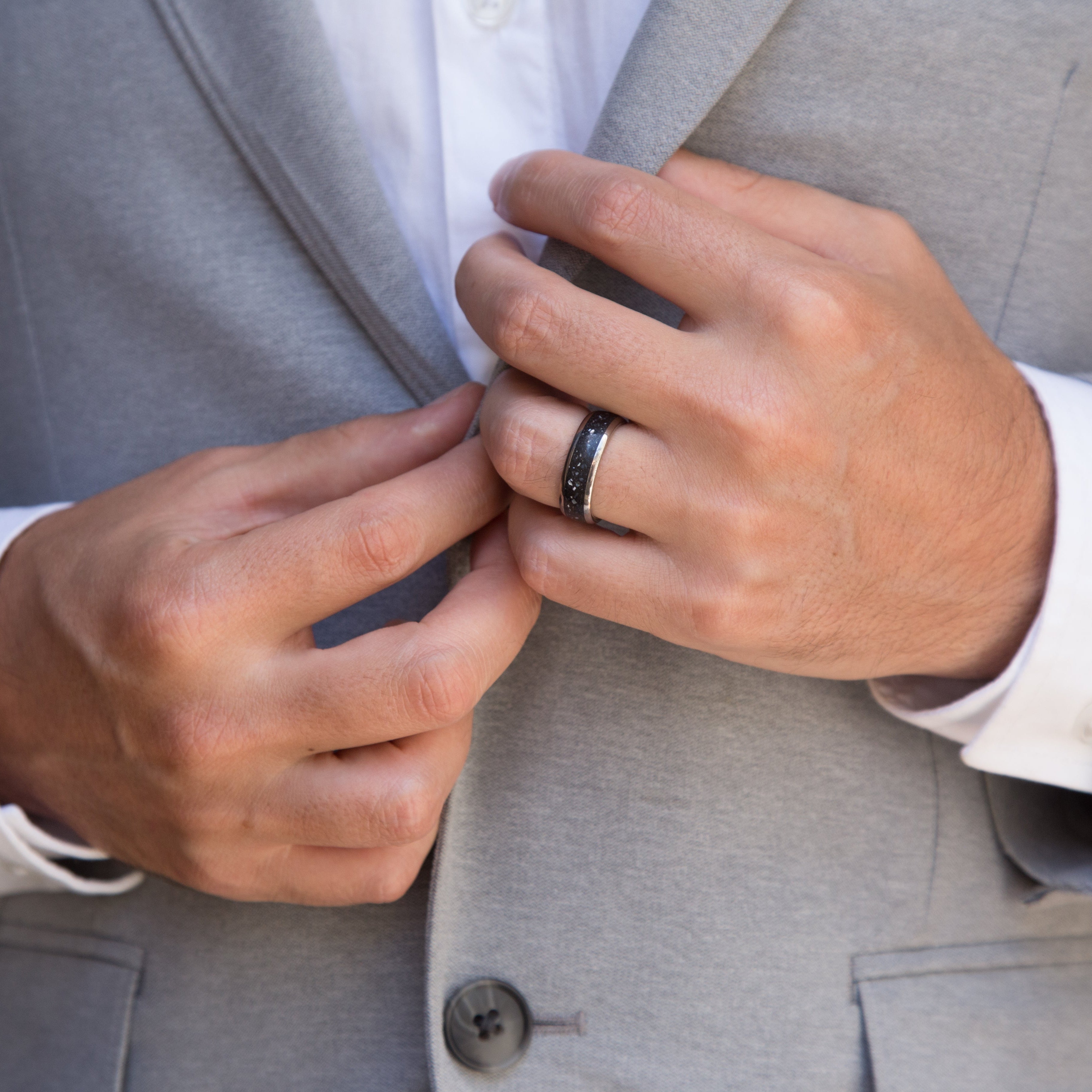 Anillo concreto con chips de nácar y titanio