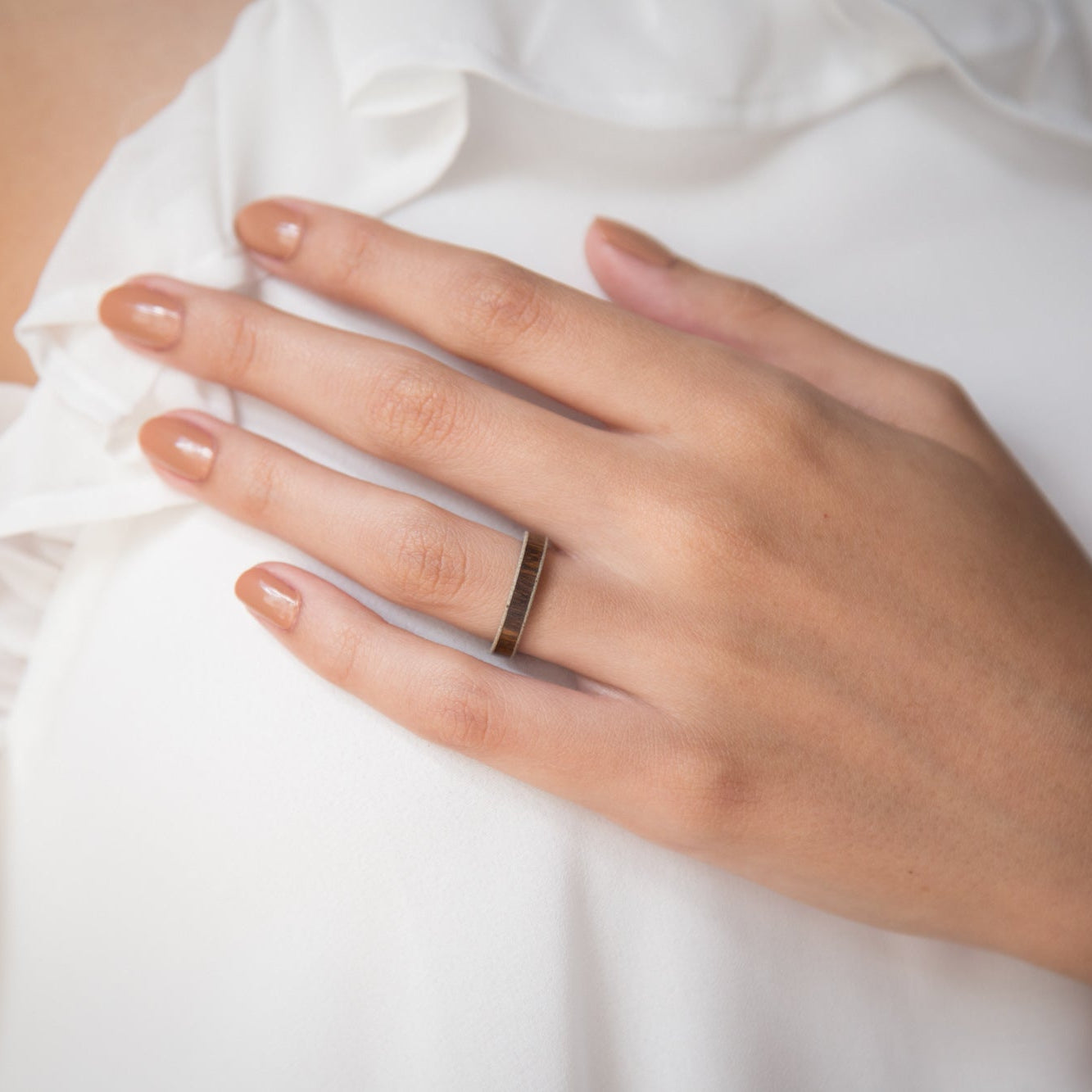 Anillo parallels en lapacho, concreto y titanio